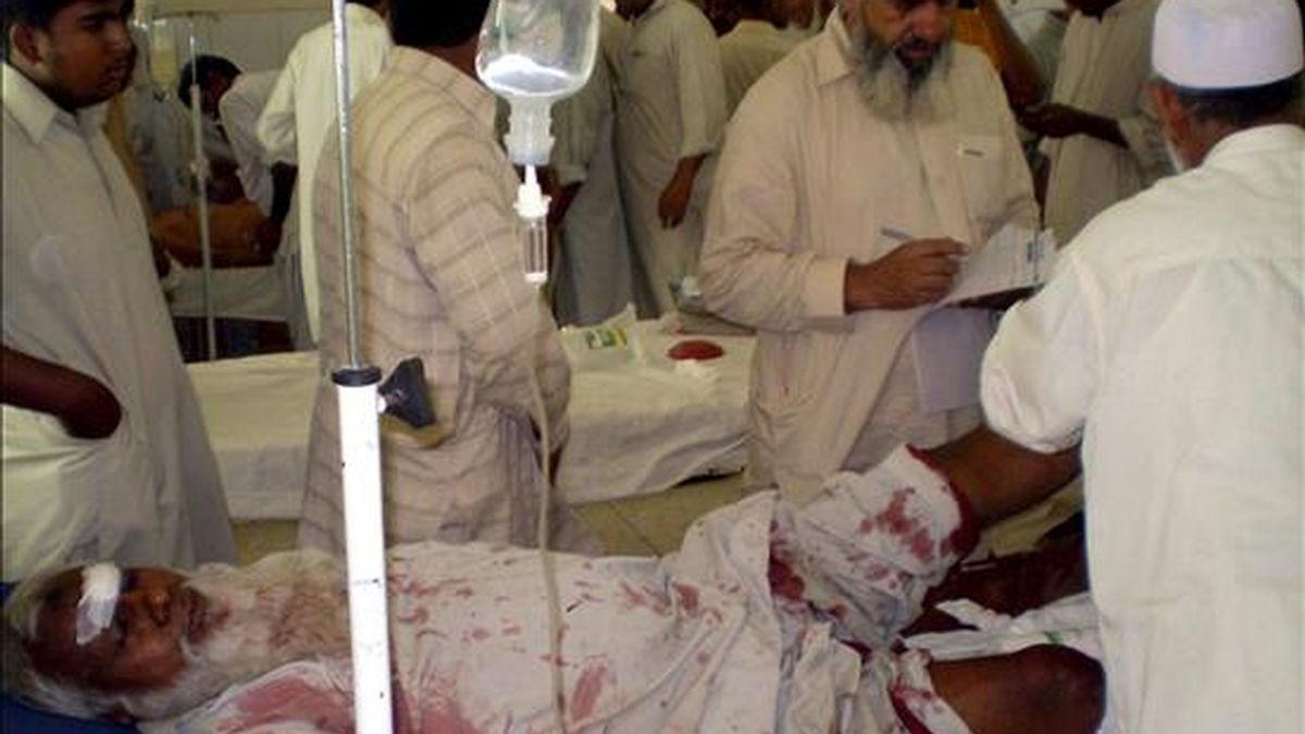 Un hombre herido hoy en un ataque con granadas contra una tienda, perteneciente a un miembro de la comunidad musulmana suní, recibe tratamiento médico en un hospital de Dera Ismail Khan, localidad situada en la Provincia Fronteriza Noroeste, en Pakistán. EFE