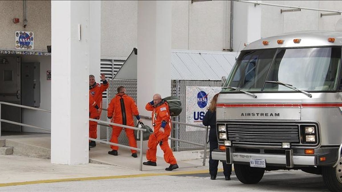 Astronautas de la NASA comandados por Mark Kelly salen de la furgoneta después de retornar del edificio O&C, donde la NASA suspendió un lanzamiento en el Centro Espacial Kennedy, en Cabo Cañaveral, Estados Unidos. EFE