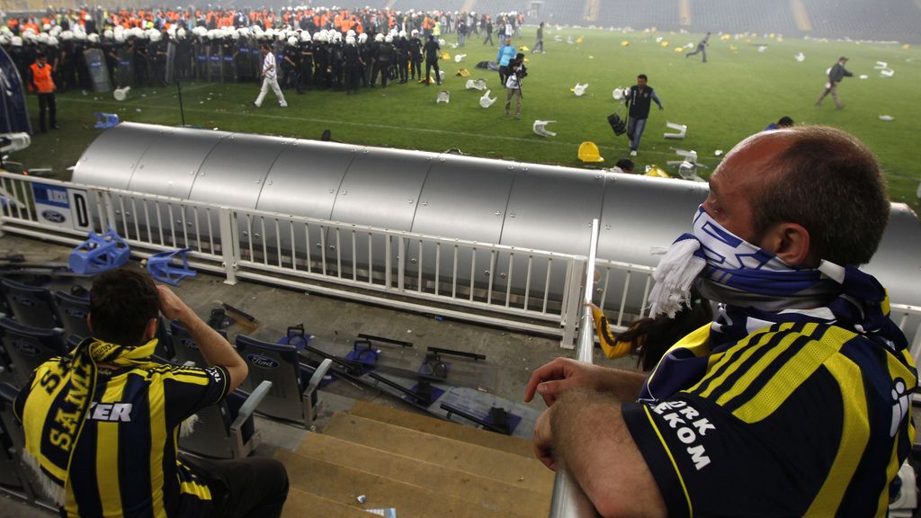 Duro enfrentamiento de los hinchas del Fenerbahce con la policía