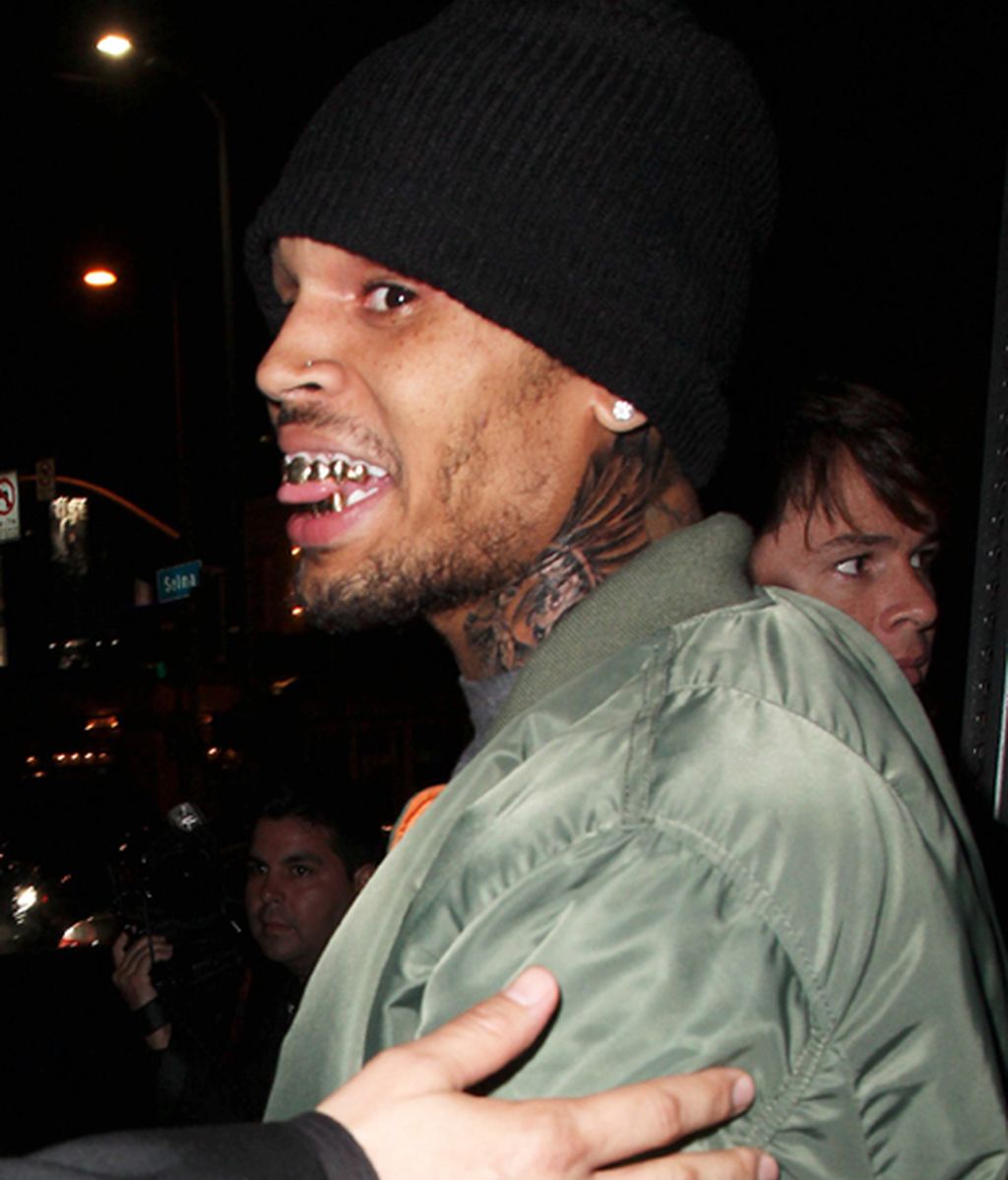 El cantante Chris Brown, dientes de oro brillando en la noche de Los Ángeles