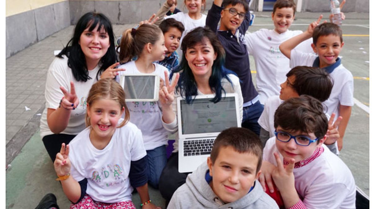 Luz Rello, al centro, rodeada de niños disléxicos en un colegio de Zaragoza en octubre 2016