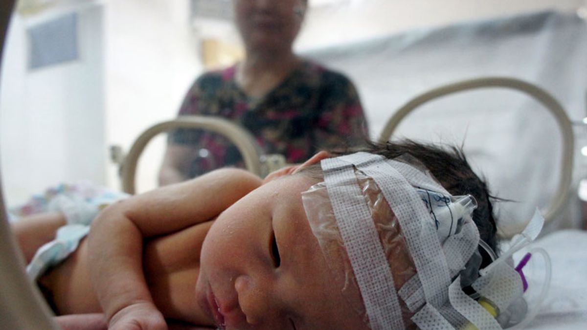 El bebé chino rescatado de un tubería vuelve a casa con sus padres