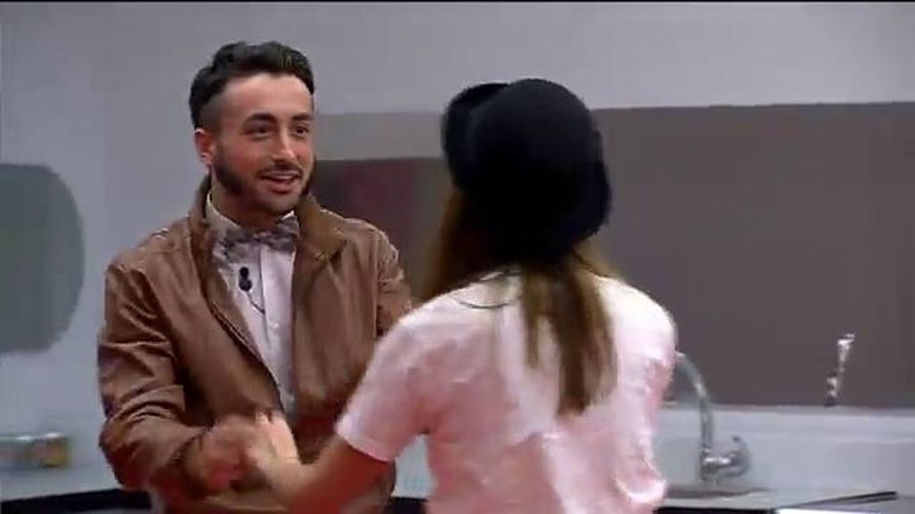 El vasco compartió cama con su amiga especial pero terminó durmiendo con Han