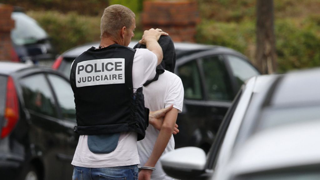 La policía francesa detine a un hombre en relación al atentado de Saint-Etienne-du-Rouvray La policía francesa detine a un hombre en relación al atentado de Saint-Etienne-du-Rouvray