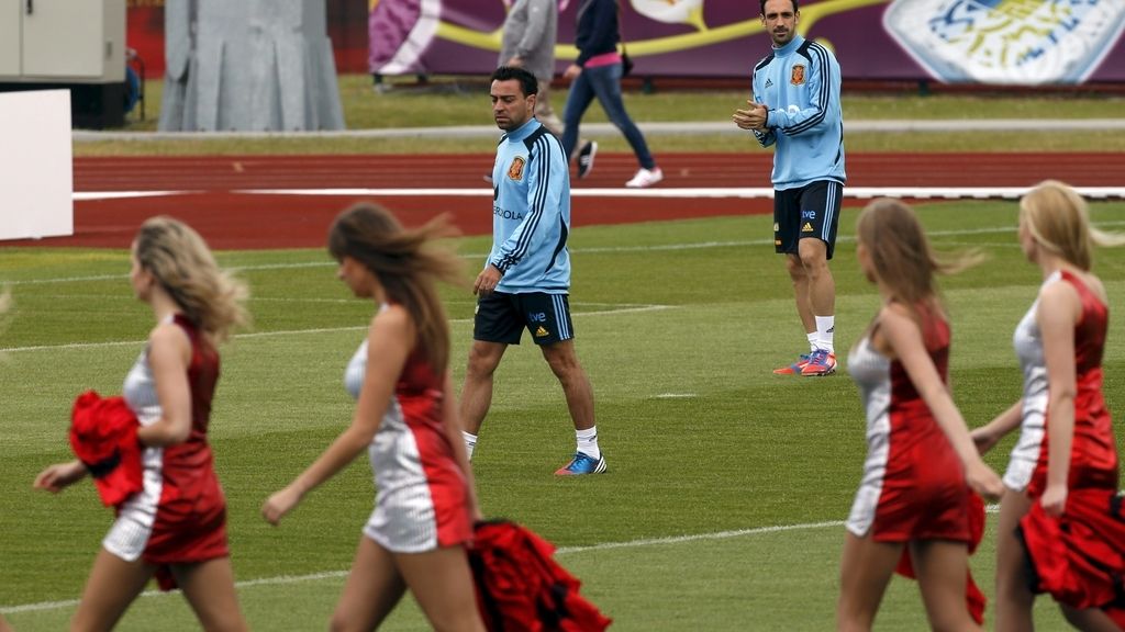 Un grupo de 'cheerleaders' animan el entreno de España