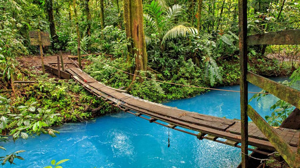 Este río de Costa Rica tiene una sorprendente tonalidad por la ‘dispersión de Mie’