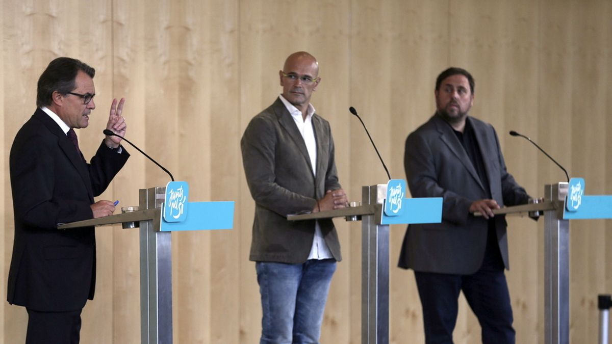 Los candidatos de Junts pel Sí, Oriol Romeva, Artur Mas y Oriol Junqueras dan una rueda de prensa para medios internacionales y corresponsales extranjeros