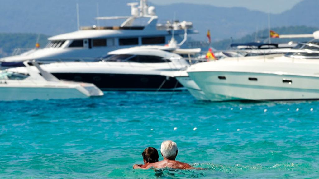 Armani se deja querer por un joven durante sus vacaciones