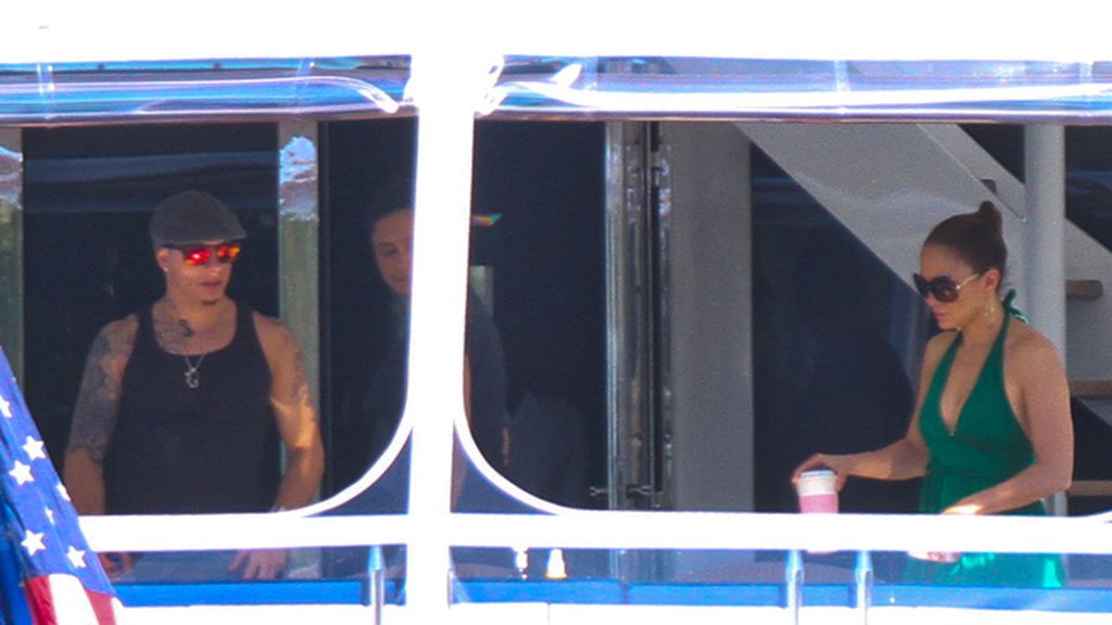 Jennifer López se lleva a Casper de vacas con los mellizos