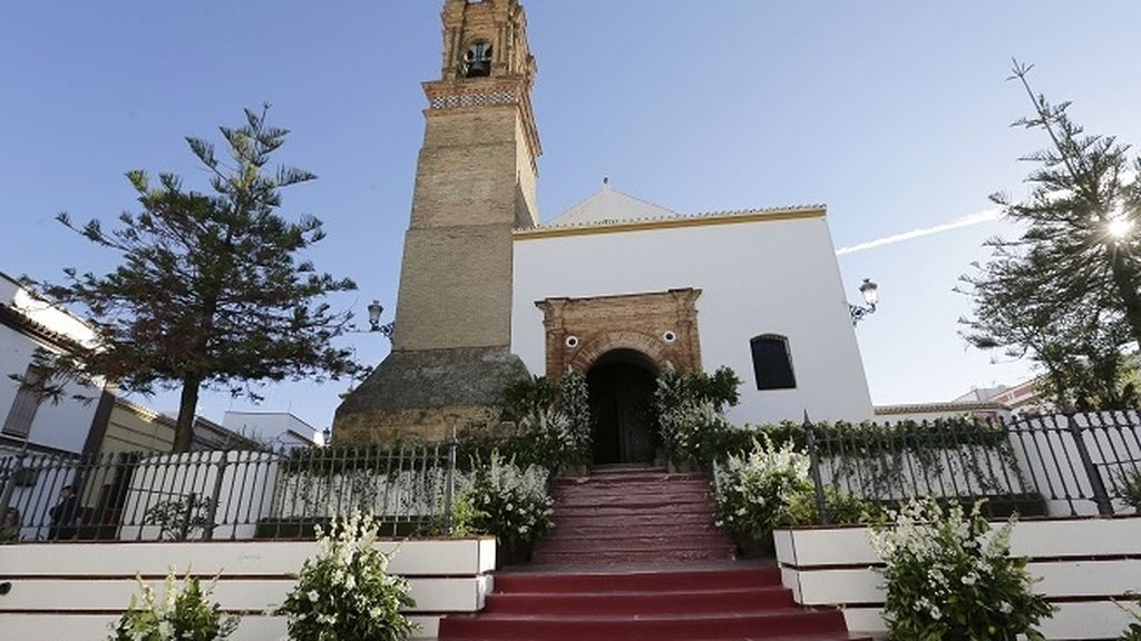 Así de engalanda amanecía la Iglesia de Nuestra Señora de la Asunción de Mairena de Alcor