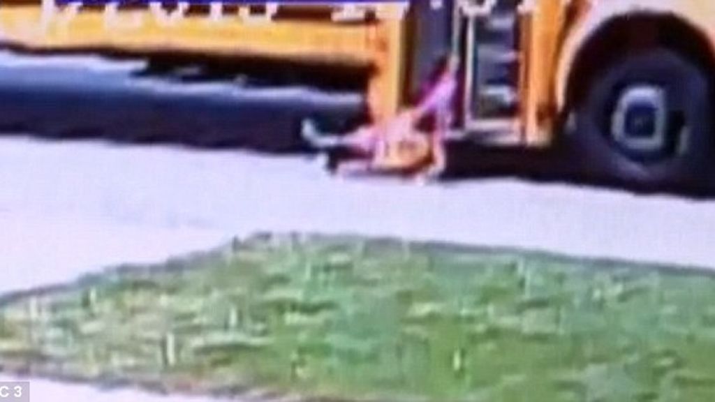 Un autobús escolar arrastra a un estudiante tras engancharse su mochila