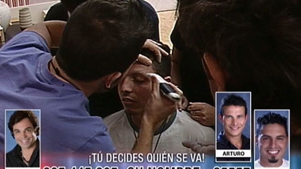 Toscano se depila una ceja