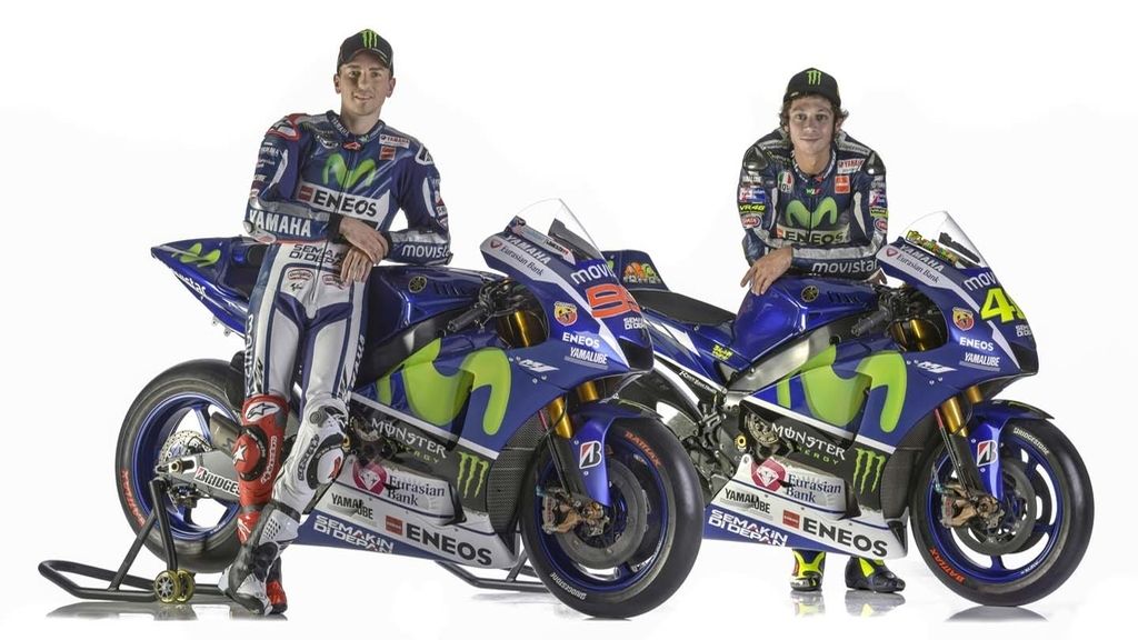 Lorenzo y Valentino Rossi posan con la nueva Yamaha