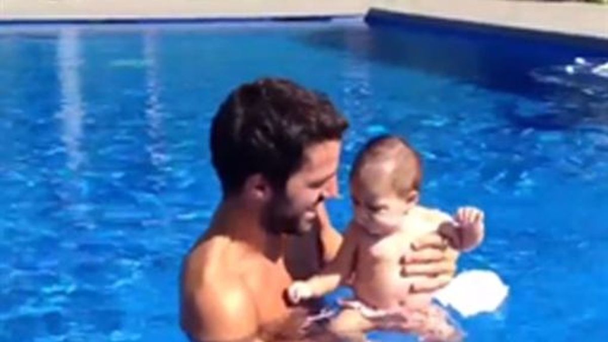 Cesc Fábregas, un auténtico padrazo en la piscina con su hija