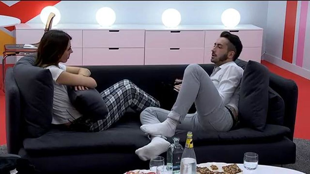 El vasco compartió cama con su amiga especial pero terminó durmiendo con Han