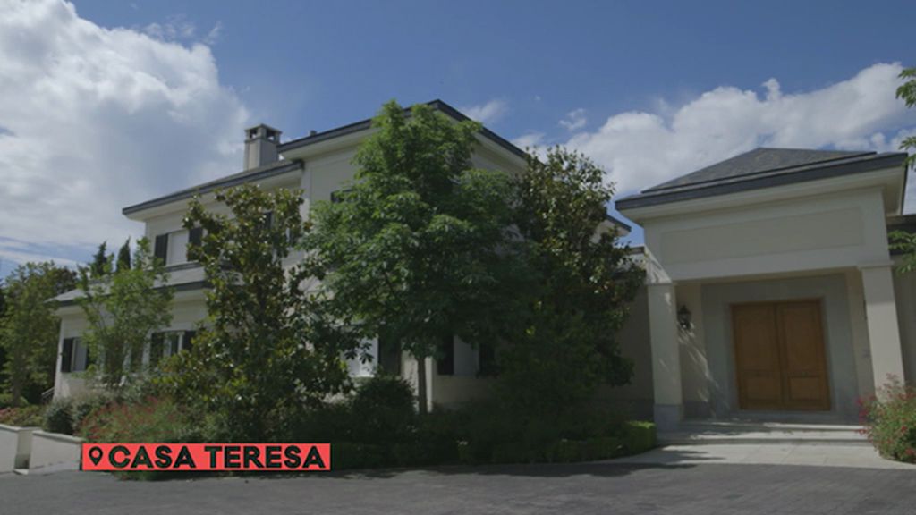 De la escalera en la cocina a la piscina climatizada: así es la casa de M. Teresa