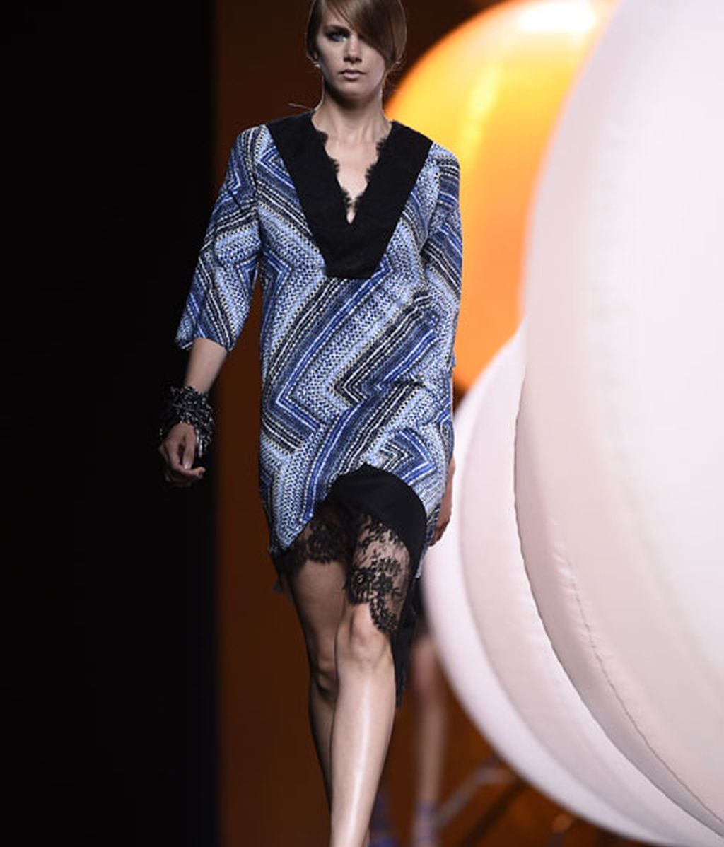 Bordados y drapeados rompen la geometría