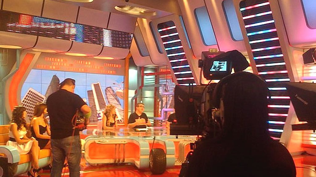 Flo presenta un vídeo durante el Encuentro con los seguidores de Tonterías las Justas