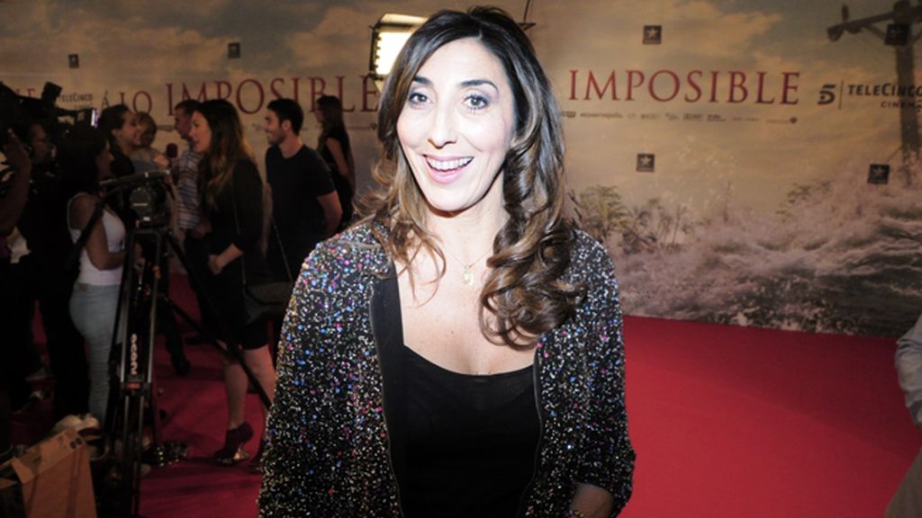 Paz Padilla no dejó de bromear con los periodistas a su paso por la alfombra roja