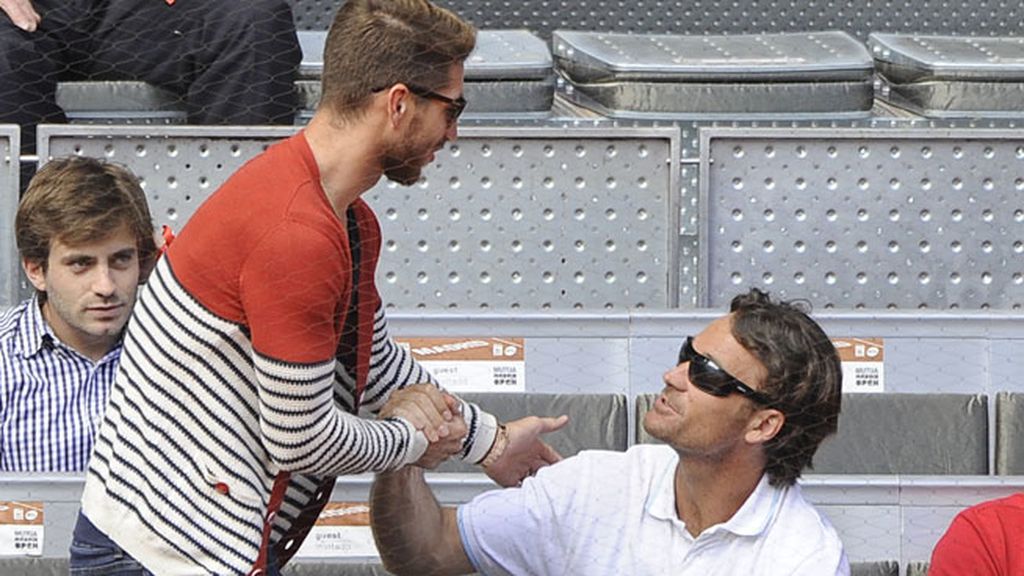 Apretones de manos entre Sergio Ramos y Carlos Moyá