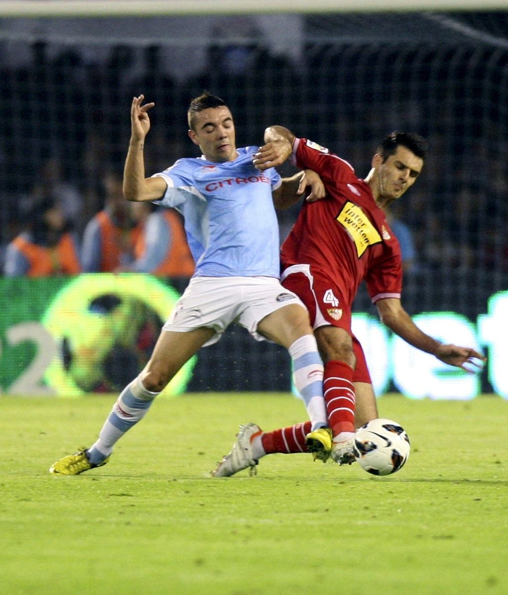 El delantero del Celta de Vigo Iago Aspas pugna un balón con el bosnio Emir Spahic, del Sevilla CF, durante el partido correspondiente a la séptima jornada de Liga