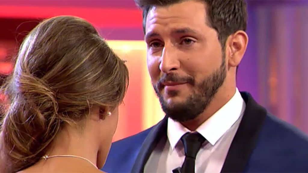 Manu cierra su trono con un precioso beso