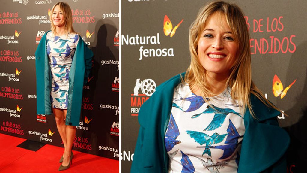 Marta Larralde con mini vestido de estampado de pájaros