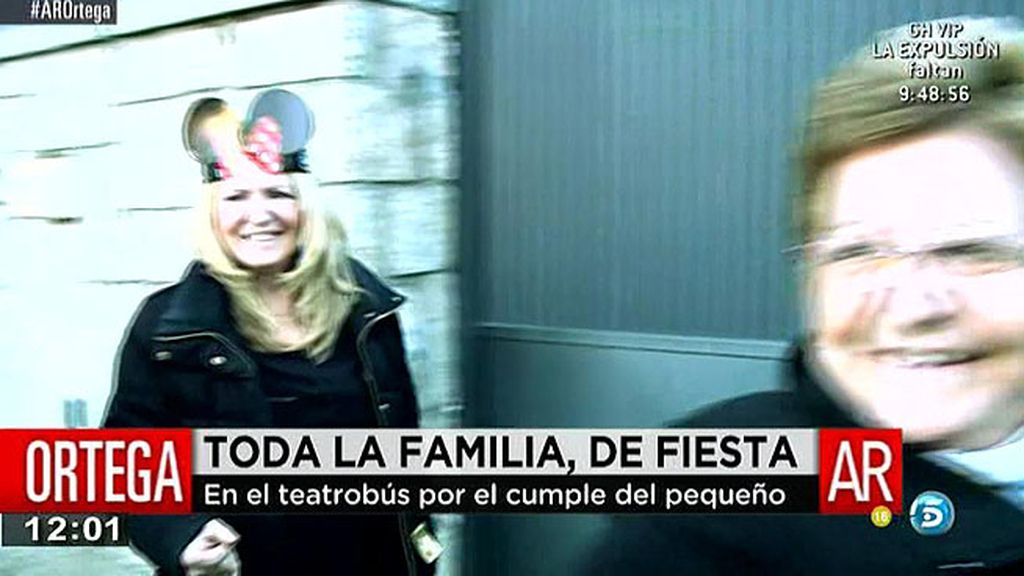 La celebración fue en un bus teatro y la actuación corrió a cargo de los payasos 'Chachi y Pistachi'