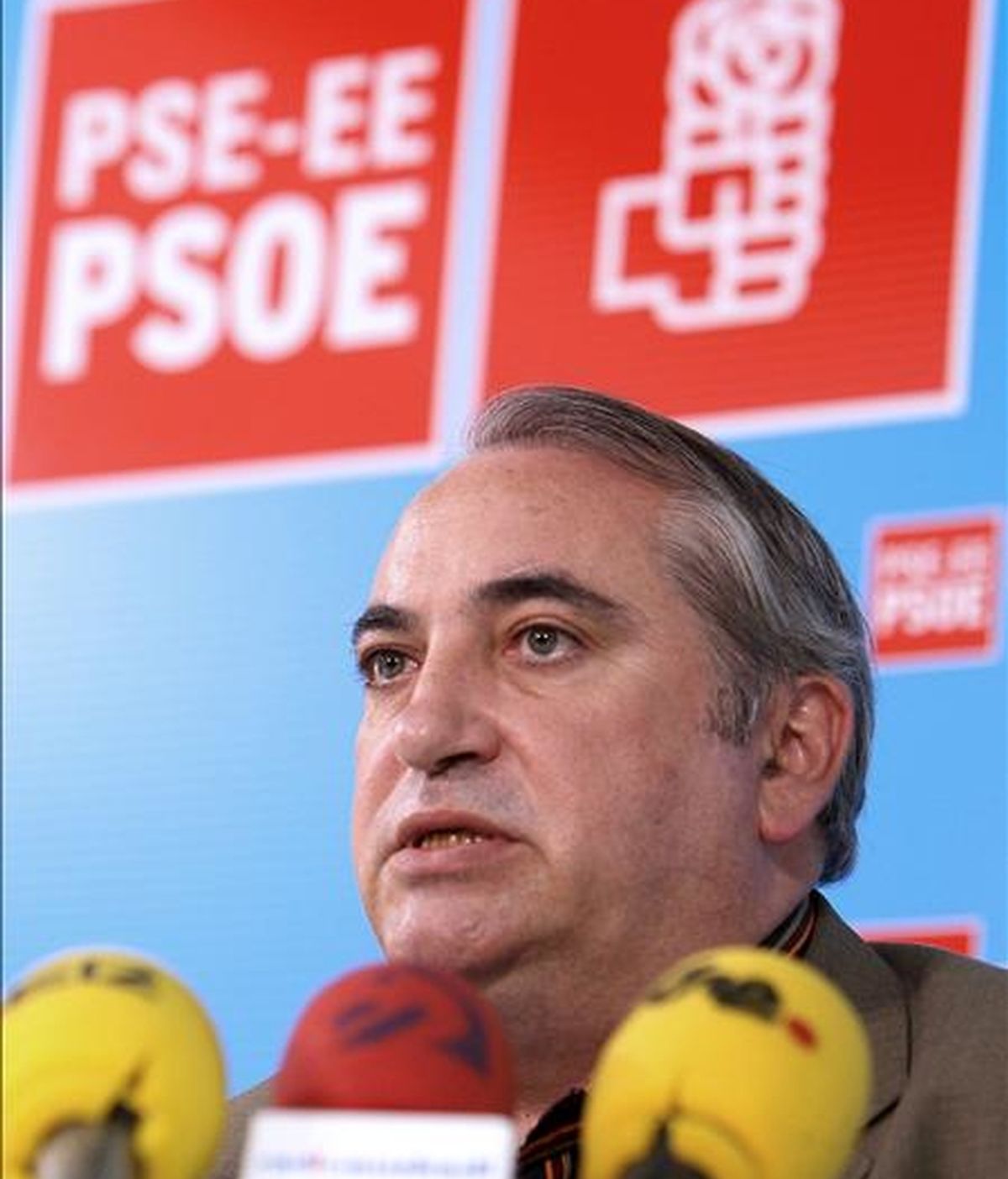 El secretario general del PSE-EE de Guipúzcoa, Iñaki Arriola, valora el golpe dado a la cúpula de ETA. En la imagen, Arriola durante una rueda de prensa. EFE/Archivo