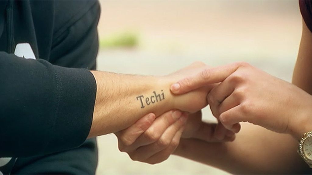 Úrsula le pide que se borre el tatuaje con el nombre de 'Techi' de su brazo