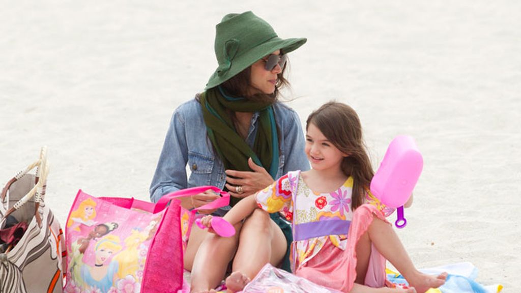 Suri Cruise y Katie Holmes se bañan vestidas
