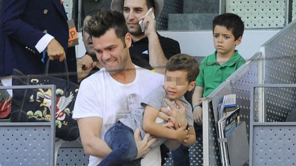 Avión, ternura y tenis: Fonsi Nieto y su hijo #Lucasmolón, en el Open de Madrid