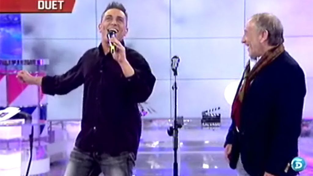 El colaborador despliega sus dotes como cantante