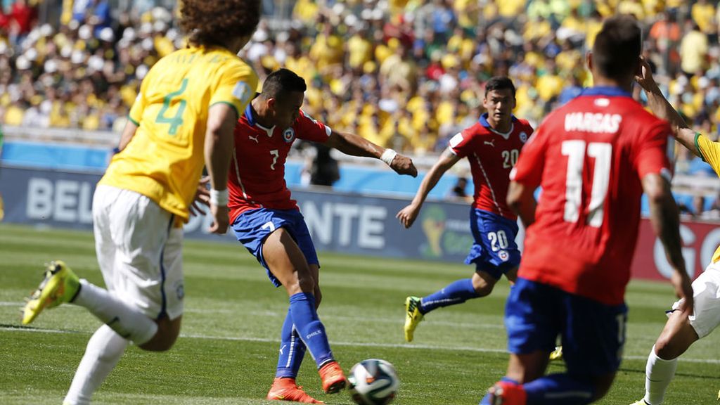 Alexis puso el balón al ángulo largo con el interior del pie para lograr el empate