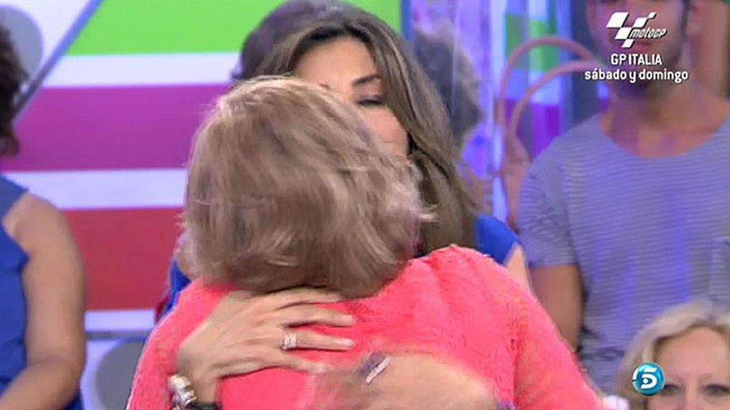 La presentadora abraza a la colaboradora
