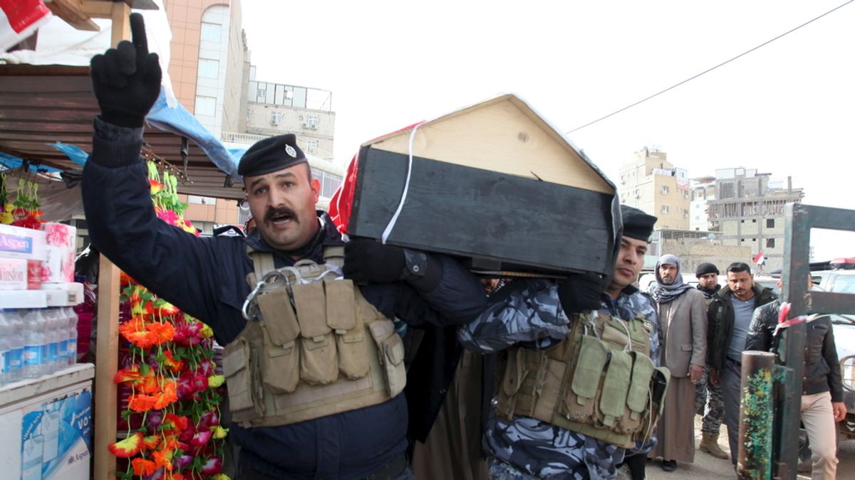 Dos militares llevan en hombros un atáud en la recién liberada Ramadi