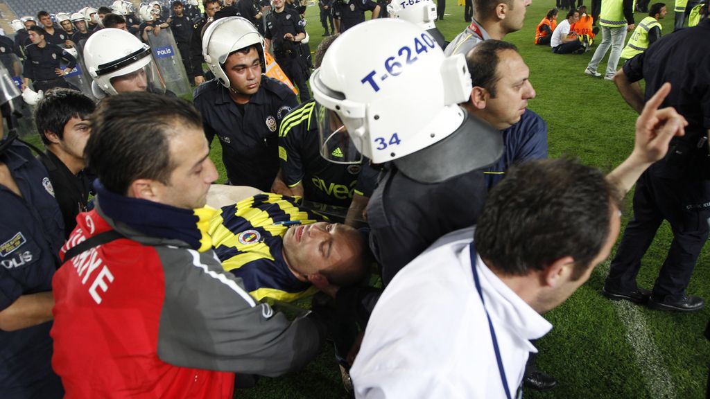 Duro enfrentamiento de los hinchas del Fenerbahce con la policía