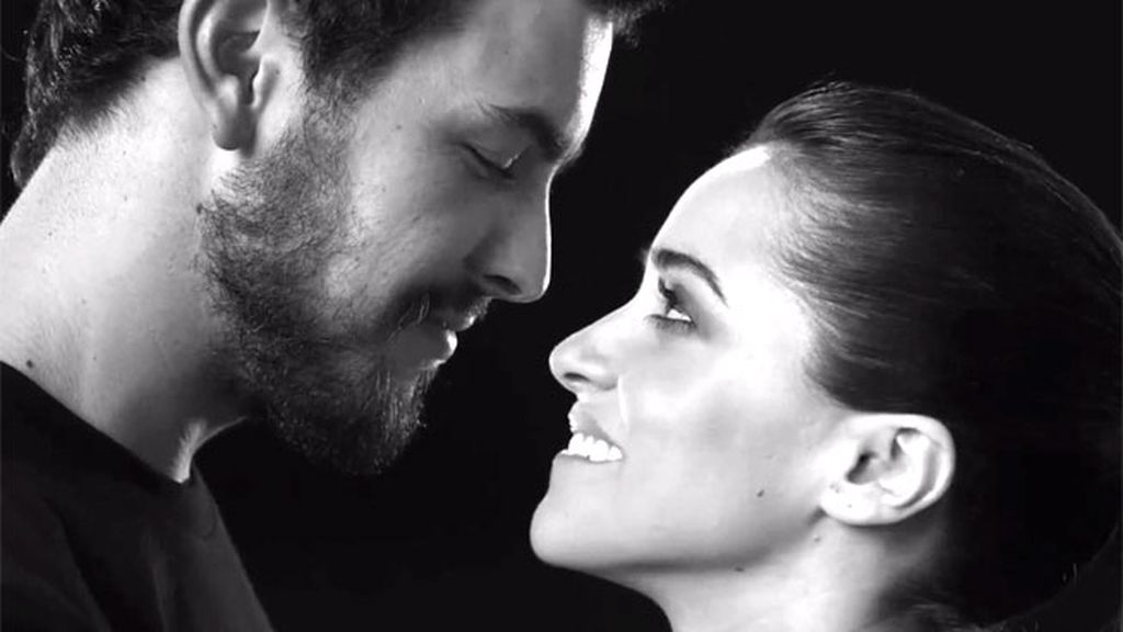 Así fue el besazo a lo Romeo y Julieta de Mario Casas y Macarena