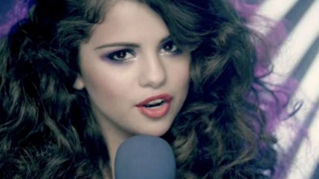 Selena Gómez viaja en el tiempo en su último videoclip
