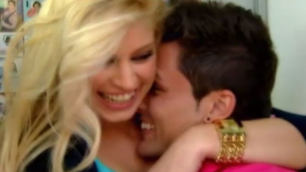 Ainhoa y Victor se besan