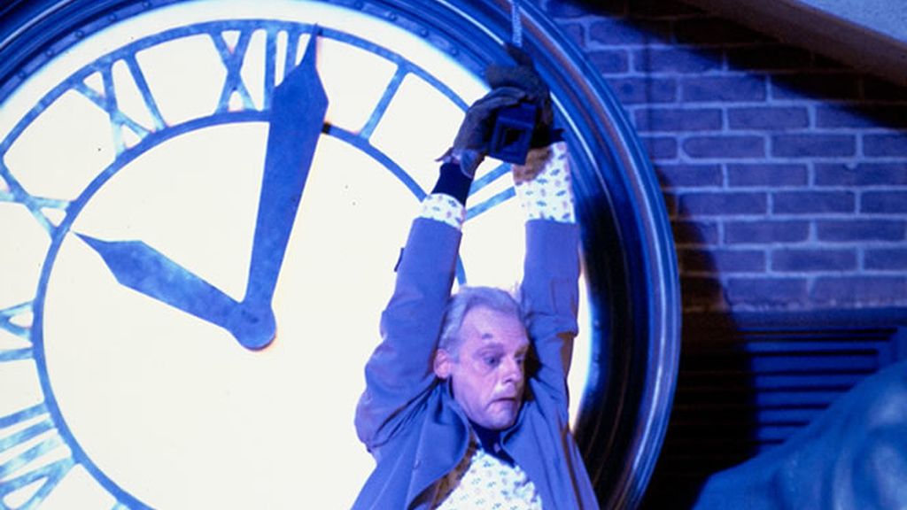 Doc colgado del reloj en regreso al futuro