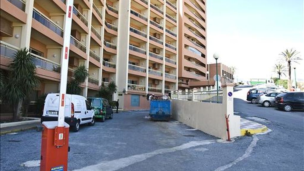 Acceso de personal del apartahotel Sunset Beach de Benalmádena (Málaga), donde una mujer ha sido apuñalada por su ex pareja cuando llegaba a su lugar de trabajo sobre las 08.00 horas, causádole heridas de gravedad en piernas, abdomen y tórax aunque no corre peligro y está pendiente de pruebas en el Hospital Clínico Universitario de la capital malagueña. EFE Acceso de personal del apartahotel Sunset Beach de Benalmádena (Málaga), donde una mujer ha sido apuñalada por su ex pareja cuando llegaba a su lugar de trabajo sobre las 08.00 horas, causádole heridas de gravedad en piernas, abdomen y tórax aunque no corre peligro y está pendiente de pruebas en el Hospital Clínico Universitario de la capital malagueña. EFE