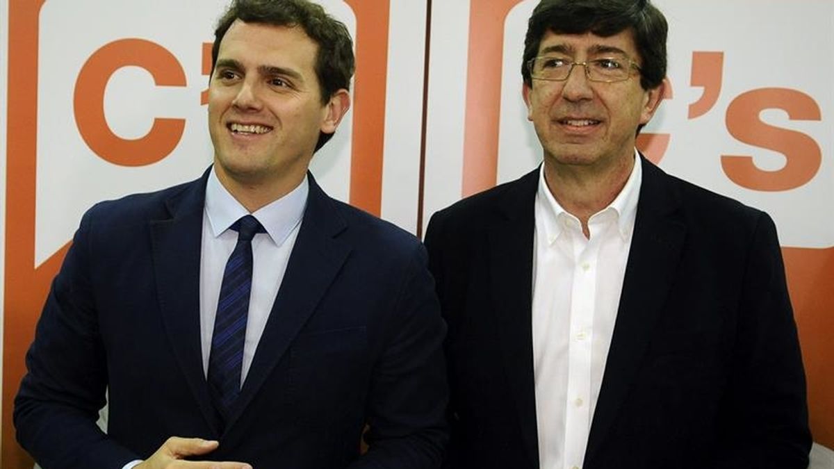 Rivera posa con Marín en el acto de cierre de campaña en Sevilla