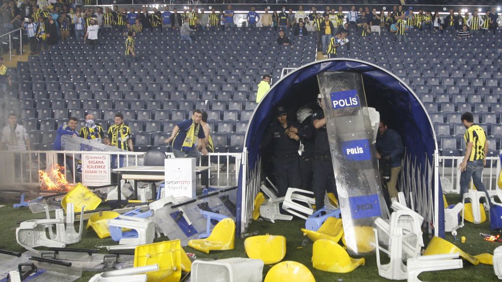 Duro enfrentamiento de los hinchas del Fenerbahce con la policía