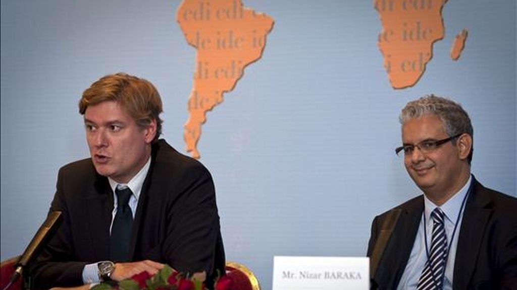 El secretario general del Partido Popular Europeo, Antonio López-Istúriz (i), junto al ministro marroquí de Asuntos Económicos y Generales, Nizar Baraka (d), durante la rueda de prensa ofrecida tras la sesión plenaria de la reunión de dirigentes de la Internacional Demócrata de Centro (IDC) que reúne a partidos de centro-derecha de todo el mundo en Marraquech (sur de Marruecos). EFE El secretario general del Partido Popular Europeo, Antonio López-Istúriz (i), junto al ministro marroquí de Asuntos Económicos y Generales, Nizar Baraka (d), durante la rueda de prensa ofrecida tras la sesión plenaria de la reunión de dirigentes de la Internacional Demócrata de Centro (IDC) que reúne a partidos de centro-derecha de todo el mundo en Marraquech (sur de Marruecos). EFE