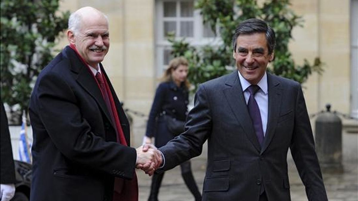 El primer ministro francés, Francois Fillon (d), estrecha la mano de su homólogo griego, George Papandreou, a su llegada al almuerzo oficial que celebraron en la residencia Matignon en París (Francia). EFE