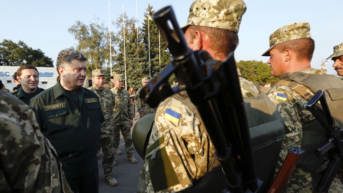 Poroshenko visita a sus tropas en Mariúpol