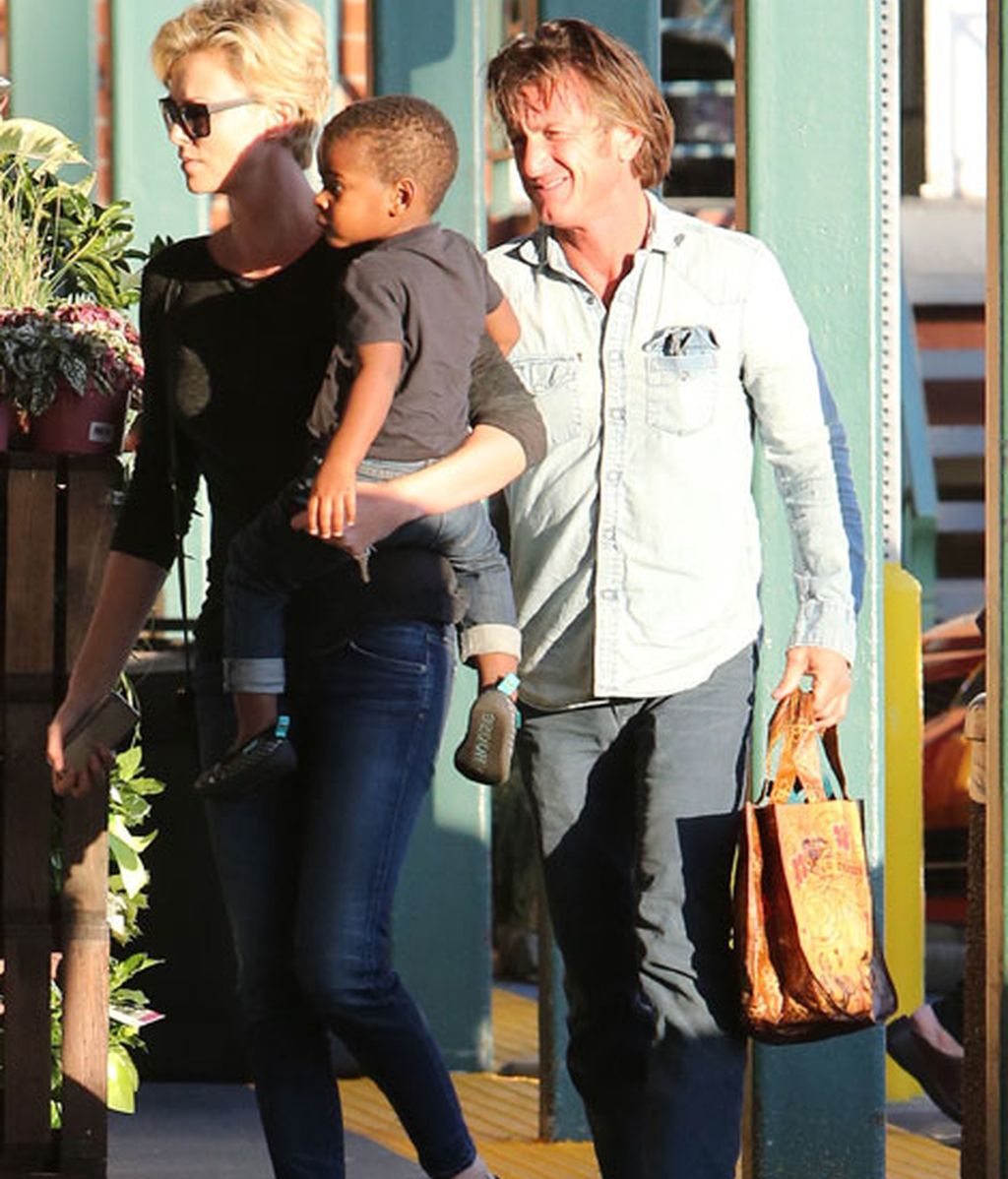 Charlize Theron, Sean Penn y Jackson: la familia que hace la compra unida...