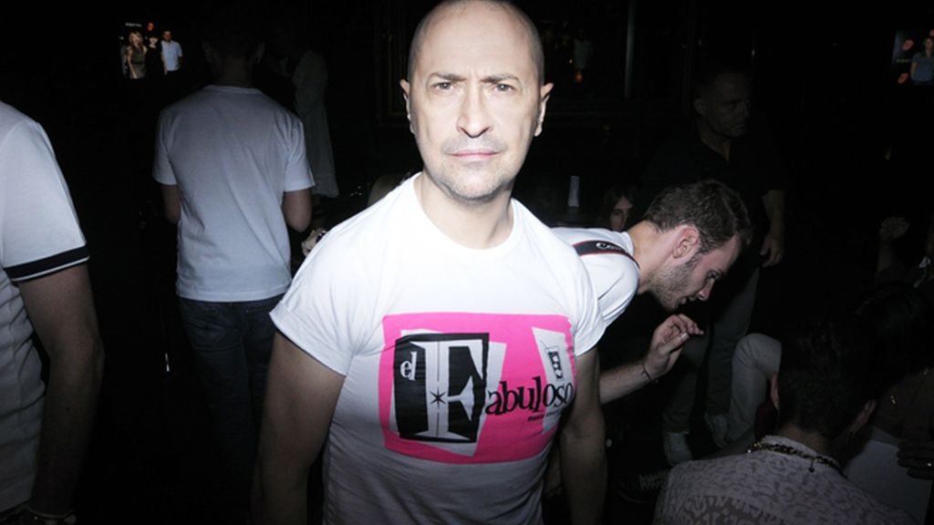 Pedro Munster, con una camiseta del club de su amiga Silva Superstar.