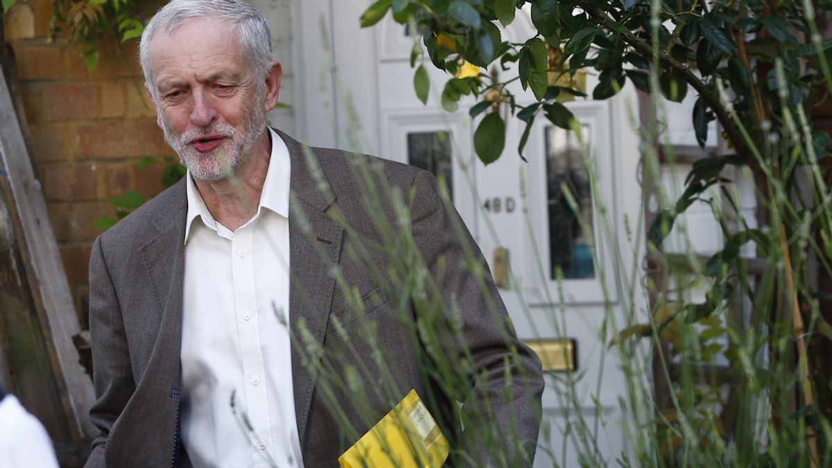 Corbyn descarta dimitir y reta a los rebeldes a una guerra por el liderazgo laborista